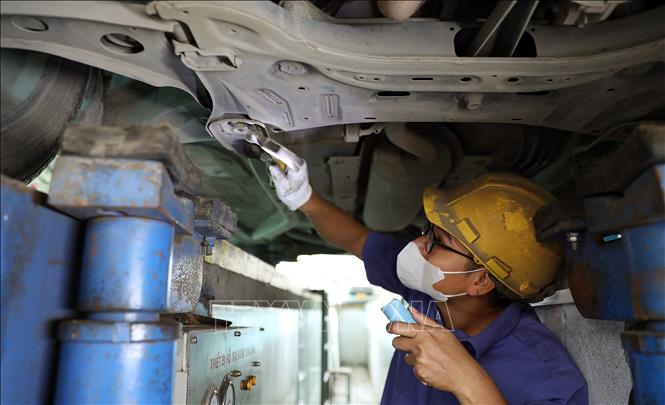Các phương tiện xe cơ giới làm thủ tục đăng kiểm tại trung tâm đăng kiểm xe cơ giới số 29.03V (Cục Đăng kiểm Việt Nam). Ảnh: Quốc Khánh - TTXVN