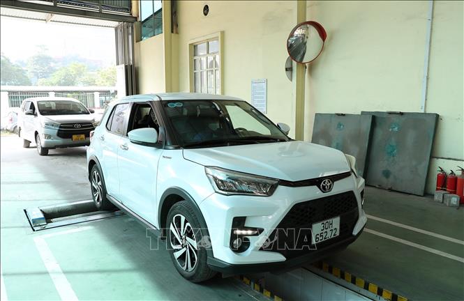 Các phương tiện xe cơ giới làm thủ tục đăng kiểm tại trung tâm đăng kiểm xe cơ giới số 29.03V (Cục Đăng kiểm Việt Nam). Ảnh: Quốc Khánh - TTXVN
