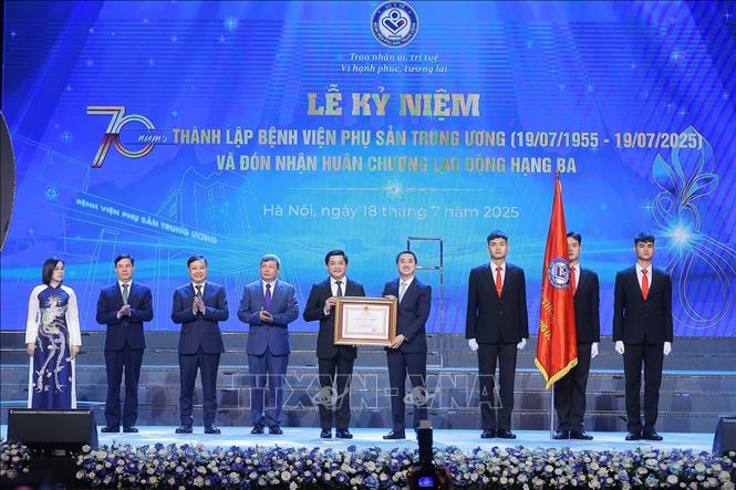 Thừa ủy quyền của Chủ tịch nước, Thứ trưởng Bộ Y tế Trần Văn Thuấn trao Huân chương Lao động hạng Ba cho Bệnh viện Phụ sản Trung ương. Ảnh: Minh Quyết – TTXVN