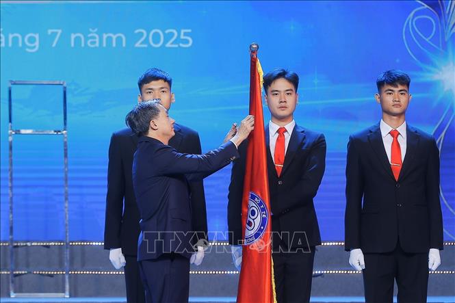 Thừa ủy quyền của Chủ tịch nước, Thứ trưởng Bộ Y tế Trần Văn Thuấn trao Huân chương Lao động hạng Ba cho Bệnh viện Phụ sản Trung ương. Ảnh: Minh Quyết – TTXVN