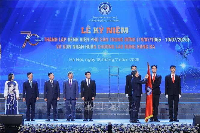 Thừa ủy quyền của Chủ tịch nước, Thứ trưởng Bộ Y tế Trần Văn Thuấn trao Huân chương Lao động hạng Ba cho Bệnh viện Phụ sản Trung ương. Ảnh: Minh Quyết – TTXVN