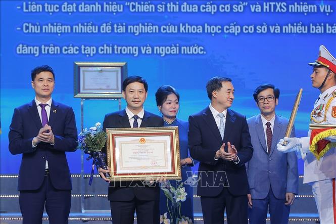 Thừa ủy quyền của Chủ tịch nước, Thứ trưởng Bộ Y tế Trần Văn Thuấn trao danh hiệu Thầy thuộc Ưu tú cho PGS.TS.BS Nguyễn Quảng Bắc, Trưởng Khoa Sản nhiễm khuẩn, Bệnh viện Phụ sản Trung ương. Ảnh: Minh Quyết – TTXVN