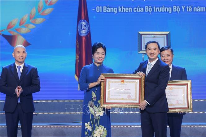 Thừa ủy quyền của Chủ tịch nước, Thứ trưởng Bộ Y tế Trần Văn Thuấn trao Huân chương Lao động hạng Ba cho TS.BS Đặng Thị Hồng Thiện, Trưởng phòng Kế hoạch tổng hợp, Bệnh viện Phụ sản Trung ương. Ảnh: Minh Quyết – TTXVN