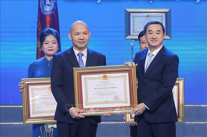 Thừa ủy quyền của Chủ tịch nước, Thứ trưởng Bộ Y tế Trần Văn Thuấn trao Huân chương Lao động hạng Ba cho TS.BS Nguyễn Văn Thắng, Trưởng Khoa Phụ ung thư, Bệnh viện Phụ sản Trung ương. Ảnh: Minh Quyết – TTXVN