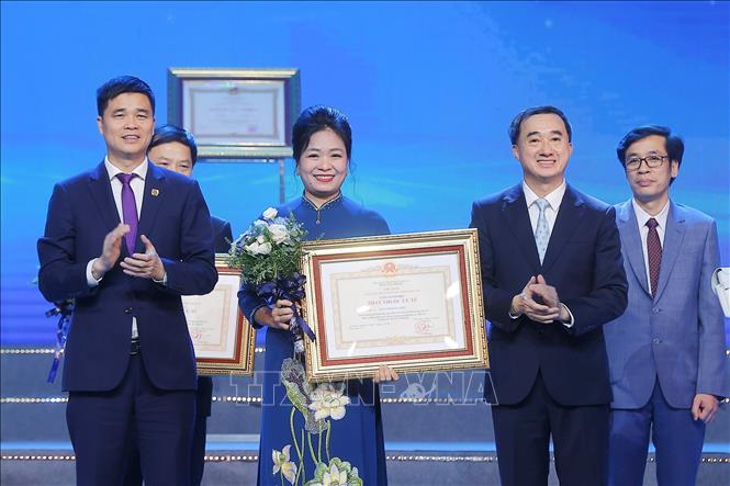 Thừa ủy quyền của Chủ tịch nước, Thứ trưởng Bộ Y tế Trần Văn Thuấn trao danh hiệu Thầy thuộc Ưu tú cho TS.BS Đặng Thị Hồng Thiện, Trưởng phòng Kế hoạch tổng hợp, Bệnh viện Phụ sản Trung ương. Ảnh: Minh Quyết – TTXVN
