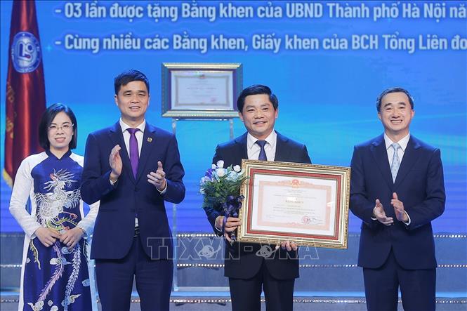 Thứ trưởng Bộ Y tế Trần Văn Thuấn trao Bằng khen của Thủ tướng Chính phủ cho Thầy thuốc Nhân dân, Giáo sư, Tiến sĩ Nguyễn Duy Ánh, Giám đốc Bệnh viện Phụ sản Trung ương. Ảnh: Minh Quyết – TTXVN