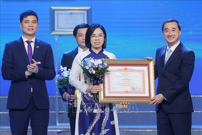 Thứ trưởng Bộ Y tế Trần Văn Thuấn trao Bằng khen của Thủ tướng Chính phủ cho TS.BS Nguyễn Thị Thu Hà, Phó Giám đốc Bệnh viện Phụ sản Trung ương. Ảnh: Minh Quyết – TTXVN