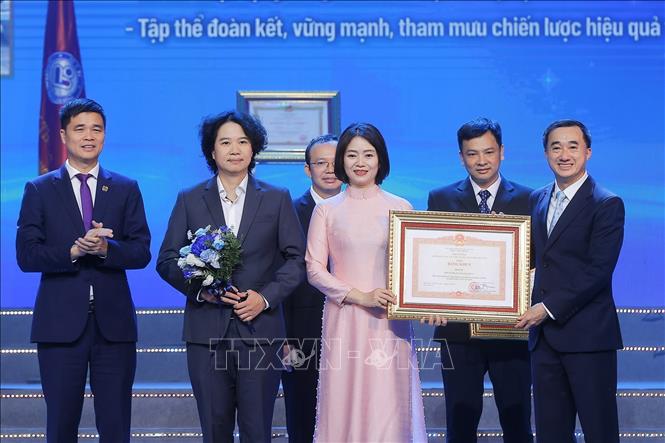 Thứ trưởng Bộ Y tế Trần Văn Thuấn trao Bằng khen của Thủ tướng Chính phủ cho tập thể Phòng Tổ chức cán bộ, Bệnh viện Phụ sản Trung ương. Ảnh: Minh Quyết – TTXVN