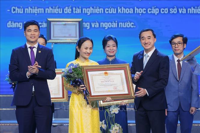 Thừa ủy quyền của Chủ tịch nước, Thứ trưởng Bộ Y tế Trần Văn Thuấn trao danh hiệu Thầy thuộc Ưu tú cho THS.BSCKII Phan Thị Thu Nga, Phó Trưởng Khoa Khám bệnh, Bệnh viện Phụ sản Trung ương. Ảnh: Minh Quyết – TTXVN