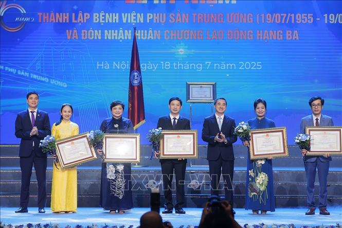 Dịp này, bệnh viện có thêm 5 bác sĩ được trao danh hiệu Thầy thuốc Ưu tú. Ảnh: Minh Quyết - TTXVN