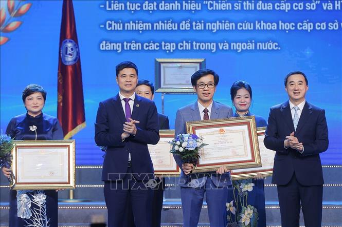 Thừa ủy quyền của Chủ tịch nước, Thứ trưởng Bộ Y tế Trần Văn Thuấn trao danh hiệu Thầy thuộc Ưu tú cho TS.BS Đỗ Văn Lợi, nguyên trưởng đơn vị chống đau, Bệnh viện Phụ sản Trung ương. Ảnh: Minh Quyết – TTXVN