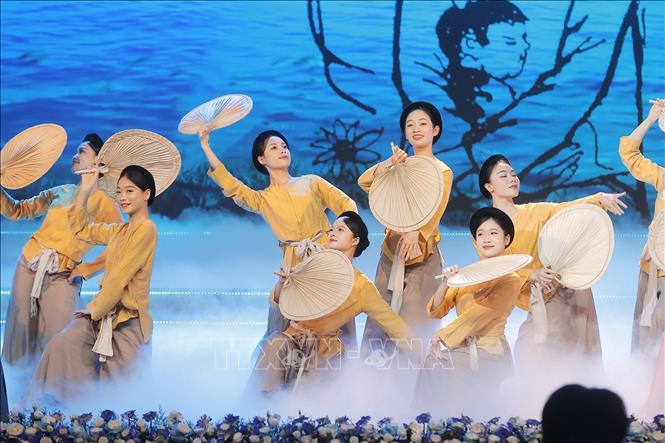 Tiết mục văn nghệ chào mừng Lễ kỷ niệm. Ảnh: Minh Quyết - TTXVN