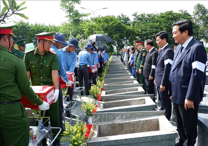 Lãnh đạo tỉnh Tây Ninh tại lễ truy điệu và an táng hài cốt liệt sĩ được tìm kiếm trong giai đoạn 24 (mùa khô 2024–2025). Ảnh: Đức Hạnh - TTXVN 