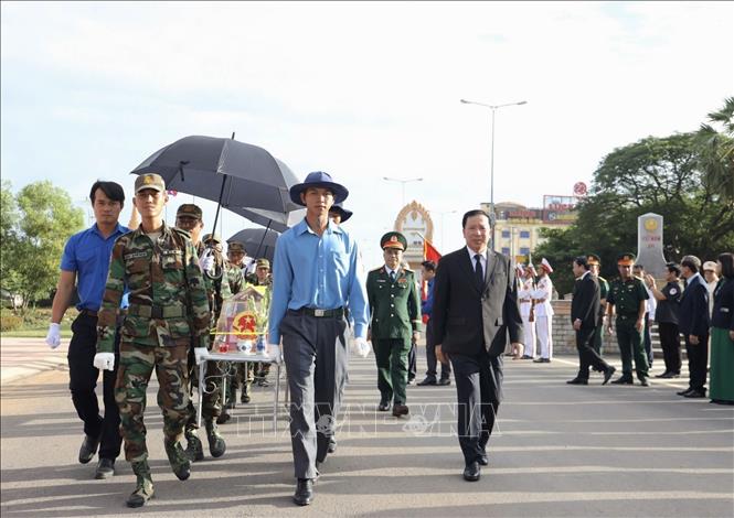 Chủ tịch UBND tỉnh Tây Ninh Nguyễn Văn Út đón hài cốt anh hùng liệt sĩ từ Campuchia về, tại Cửa khẩu quốc tế Bình Hiệp. Ảnh: Đức Hạnh - TTXVN 