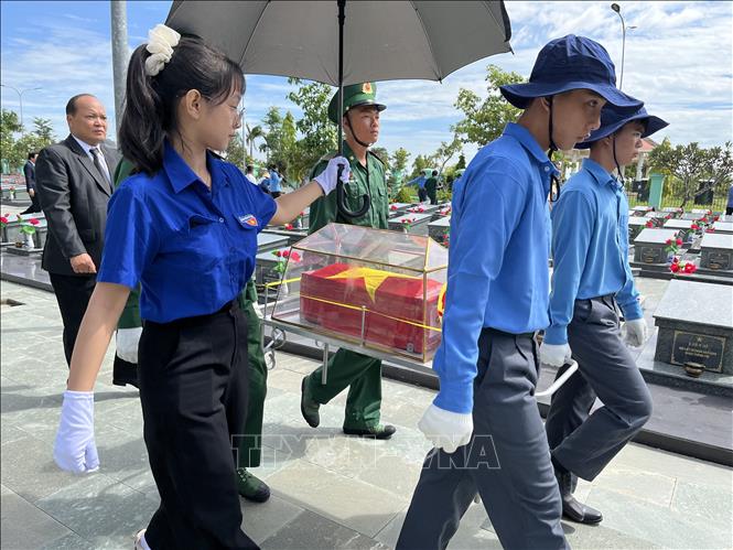 Hài cốt liệt sĩ được đưa về an táng tại Nghĩa trang liệt sĩ Vĩnh Hưng – Tân Hưng, xã Vĩnh Hưng, tỉnh Tây Ninh. Ảnh: Đức Hạnh - TTXVN 