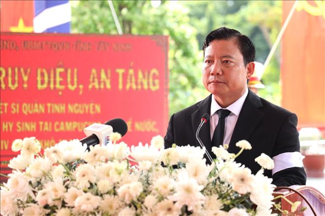Phó Chủ tịch UBND tỉnh Tây Ninh Phạm Tấn Hoà đọc diễn văn truy điệu các anh hùng liệt sĩ. Ảnh: Đức Hạnh - TTXVN 