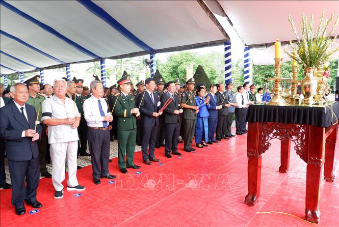 Đại biểu thành kính dâng hương tưởng nhớ các anh hùng liệt sĩ đã hy sinh vì sự nghiệp cao cả của dân tộc. Ảnh: Đức Hạnh - TTXVN 