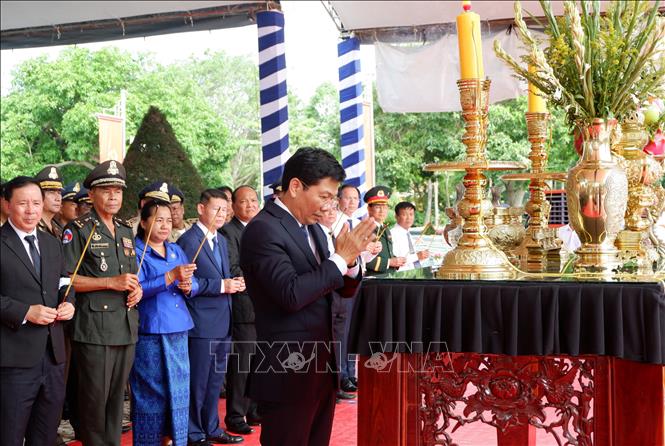 Đại biểu thành kính dâng hương tưởng nhớ các anh hùng liệt sĩ đã hy sinh vì sự nghiệp cao cả của dân tộc. Ảnh: Đức Hạnh - TTXVN 