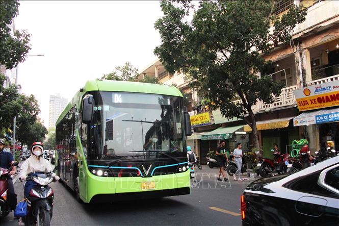 Thành phố Hồ Chí Minh đặt mục tiêu 100% xe buýt sử dụng điện, năng lượng xanh vào năm 2030. Ảnh: Hồng Đạt - TTXVN
