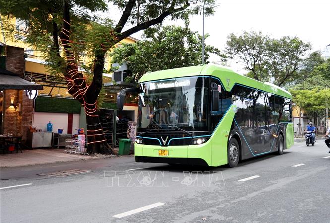 Xe bus điện lưu thông trong khu vực trung tâm Thành phố Hồ Chí Minh. Ảnh: Hồng Đạt - TTXVN
