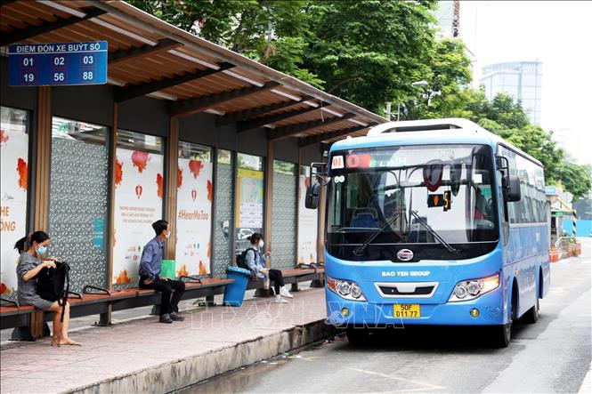 Trạm dừng xe bus trên đường Hàm Nghi, phường Bến Thành, Thành phố Hồ Chí Minh. Ảnh: Hồng Đạt - TTXVN
