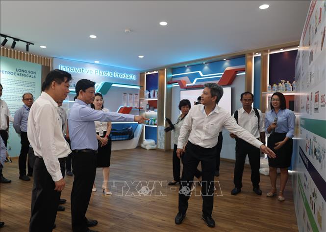 Phó Bí thư Thành ủy, Chủ tịch HĐND thành phố Hồ Chí Minh Võ Văn Minh và đoàn công tác tham quan tại Tổ hợp Hóa dầu Long Sơn, xã Long Sơn, thành phố Hồ Chí Minh. Ảnh: Hoàng Nhị - TTXVN