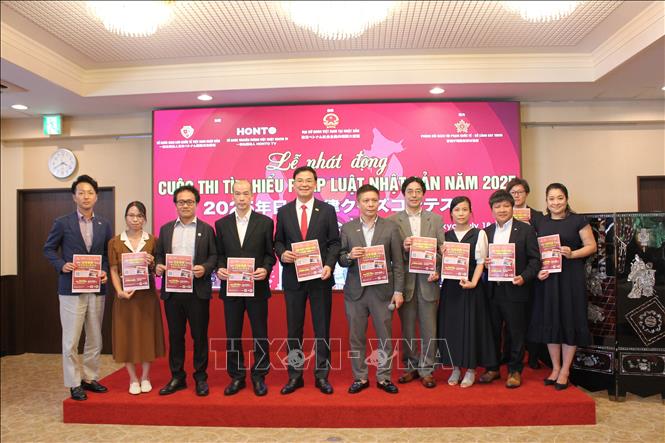 Đại diện Sở cảnh sát Tokyo và Ban tổ chức Cuộc thi tại lễ phát động. Ảnh: Phạm Tuân-PV TTXVN tại Nhật Bản