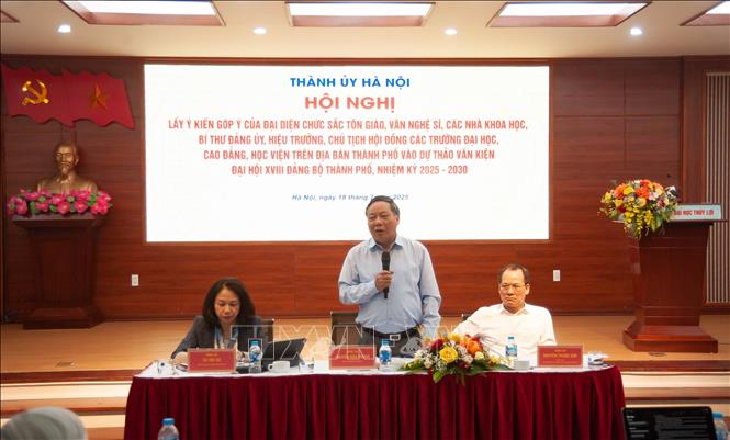 Phó Bí thư Thường trực Thành ủy Nguyễn Văn Phong phát biểu trao đổi ý kiến với các đại biểu tại hội nghị. Ảnh: Tuyết Mai - TTXVN