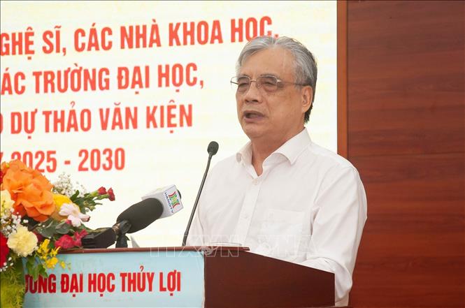 PGS.TS Trần Đình Thiên, nguyên Viện trưởng Viện Kinh tế Việt Nam, thành viên Hội đồng Tư vấn chính sách của Thủ tướng phát biểu tại hội nghị. Ảnh: Tuyết Mai - TTXVN