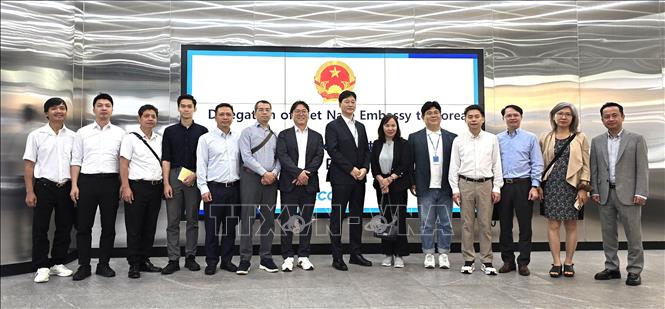 Đoàn cán bộ sứ quán Việt Nam thăm qua trụ sở EcoPro tại thành phố Pohang, tỉnh Bắc Gyeongsang, Hàn Quốc. Ảnh: Đức Thắng - PV TTXVN tại Hàn Quốc
