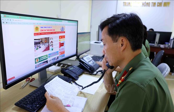 Công an tỉnh Ninh Bình tiếp nhận xử lý thông tin phản ánh của người dân tại Trung tâm chỉ huy. Ảnh: Phạm Kiên - TTXVN