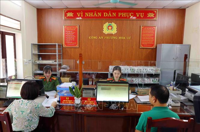 Người dân đến làm thủ tục đăng ký xe tại Trụ sở Công an phường Hoa Lư, Ninh Bình. Ảnh: Phạm Kiên - TTXVN