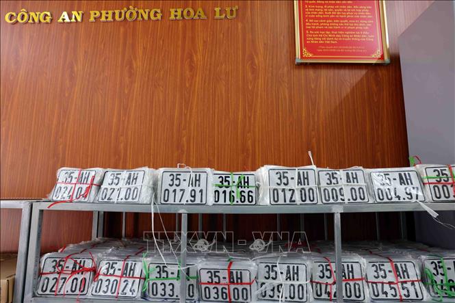 Người dân Ninh Bình có thể đăng ký và nhận biển số xe tại bất cứ Trụ sở Công an cấp xã nào trong cùng tỉnh, thành phố, không phụ thuộc nơi cư trú. Ảnh: Phạm Kiên - TTXVN
