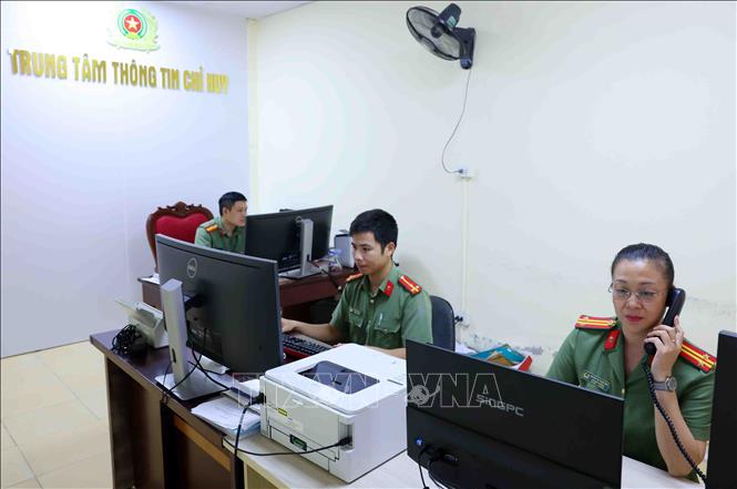 Công an tỉnh Ninh Bình tiếp nhận xử lý thông tin phản ánh của người dân tại Trung tâm chỉ huy. Ảnh: Phạm Kiên - TTXVN