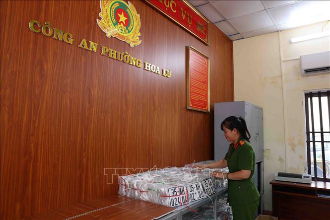 Công an phường Hoa Lư, tỉnh Ninh Bình bố trí địa điểm thuận lợi bảo đảm thực hiện thông suốt các thủ tục hành chính cho người dân từ những ngày đầu tiên chính quyền địa phương 2 cấp đi vào vận hành. Ảnh: Phạm Kiên - TTXVN