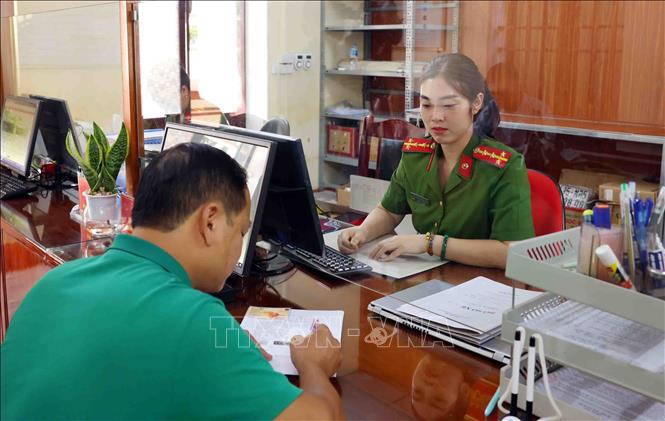 Người dân tỉnh Ninh Bình có thể đến trụ sở Công an phường làm thủ tục đăng ký xe. Ảnh: Phạm Kiên - TTXVN