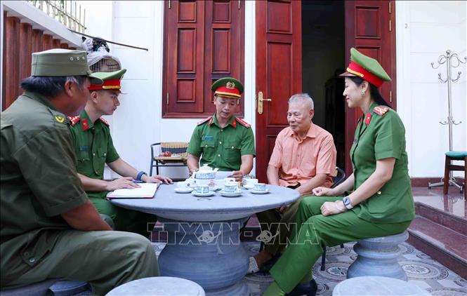 Lực lượng Công an phường Hoa Lư, tỉnh Ninh Bình luôn nắm chắc địa bàn. Ảnh: Phạm Kiên - TTXVN