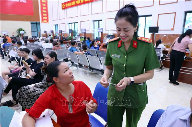 Thượng tá Đặng Thị Thuý Dự, Phó trưởng Công an phường Hoa Lư, Ninh Bình (trước đây là Phó trưởng phòng Cảnh sát quản lý hành chính về trật tự xã hội, Công an tỉnh Ninh Bình) là một trong những lãnh đạo cấp phòng viết đơn xung phong giữ chức vụ Trưởng, Phó trưởng Công an cấp xã. Ảnh: Phạm Kiên - TTXVN