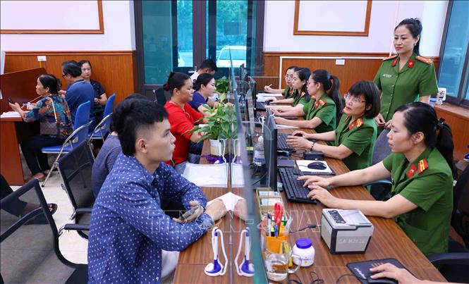 Cán bộ, chiến sĩ Công an phường Hoa Lư, tỉnh Ninh Bình tiếp nhận và giải quyết thủ tục hành chính của người dân tại Trung tâm hành chính công. Ảnh: Phạm Kiên - TTXVN