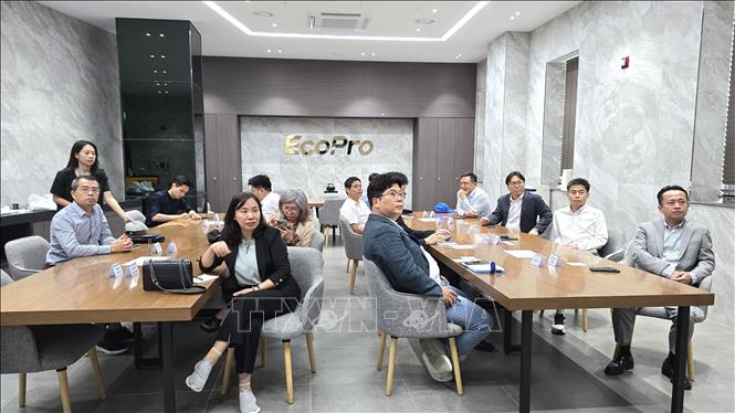 Đoàn cán bộ Đại sứ quán Việt Nam nghe giới thiệu về hoạt động của công ty EcoPro. Ảnh: Đức Thắng - PV TTXVN tại Hàn Quốc

