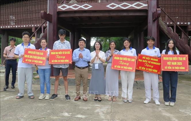 Các trại sinh Trại hè Việt Nam 2025 tặng quà cho học sinh có hoàn cảnh khó khăn vắng mặt thông qua chính quyền địa phương. Ảnh: Dư Toán – TTXVN
