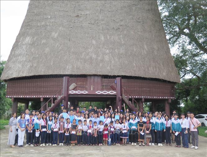 Các trại sinh Trại hè Việt Nam 2025 cùng học sinh có hoàn cảnh khó khăn và chính quyền địa phương tại Nhà rông Kon Klor. Ảnh: Dư Toán – TTXVN