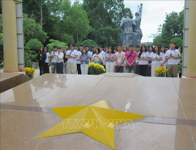 Thành viên đoàn và các trại sinh Trại hè Việt Nam 2025 dâng hương tưởng nhớ các Anh hùng, liệt sĩ tại Khu di tích Ngục Kon Tum. Ảnh: Dư Toán – TTXVN