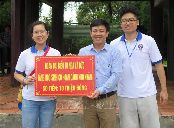 Các trại sinh Trại hè Việt Nam 2025 tặng quà học sinh có hoàn cảnh khó khăn vắng mặt thông qua chính quyền địa phương. Ảnh: Dư Toán – TTXVN