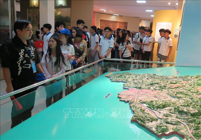 Thành viên đoàn và các trại sinh Trại hè Việt Nam 2025 tìm hiểu về lịch sử, văn hóa của cộng đồng các dân tộc tại Bảo tàng Kon Tum. Ảnh: Dư Toán – TTXVN