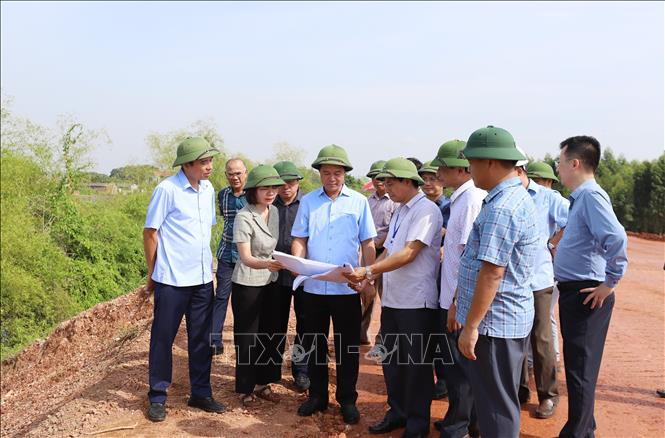 Phó Chủ tịch UBND tỉnh Bắc Ninh Lê Xuân Lợi (thứ 3 từ trái sang) kiểm tra sự cố sạt lở đê tại xã Mỹ Thái. Ảnh: Thái Hùng - TTXVN