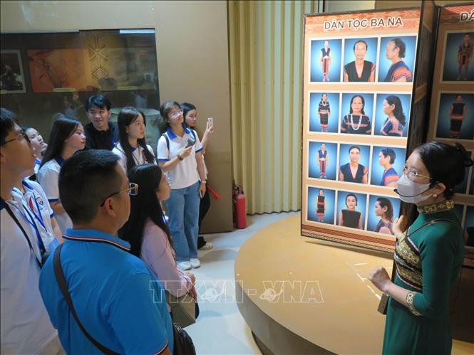 Thành viên đoàn và các trại sinh Trại hè Việt Nam 2025 tìm hiểu về lịch sử, văn hóa của cộng đồng các dân tộc tại chỗ tại Bảo tàng Kon Tum. Ảnh: Dư Toán – TTXVN