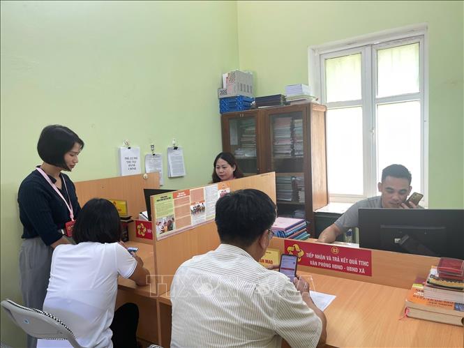 Trung tâm phục vụ hành chính công xã Tam Chung lấy hiệu quả phục vụ làm thước đo, đánh dấu bước chuyển lớn từ tư duy quản lý hành chính sang phục vụ. Ảnh: Hoa Mai - TTXVN