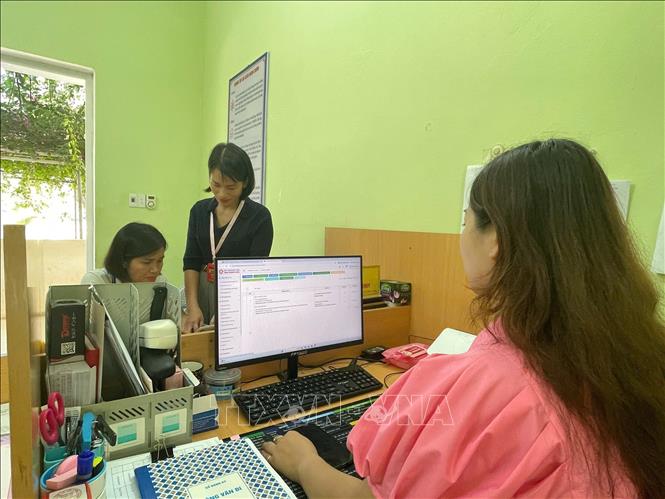 Đội ngũ cán bộ, công chức ở xã Tam Chung phải kiêm nhiệm nhiều lĩnh vực hoặc thực hiện nhiệm vụ chưa đúng với chuyên môn đào tạo. Ảnh: Hoa Mai - TTXVN
