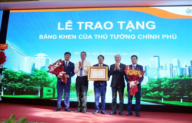 Trao Bằng khen của Thủ tướng Chính phủ cho Tập thể Công ty Xăng dầu Quảng Bình. Ảnh Tá Chuyên - TTXVN